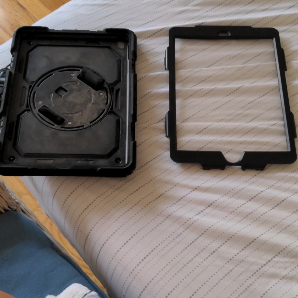 Sturdy iPad Case - Picture 3 of 6